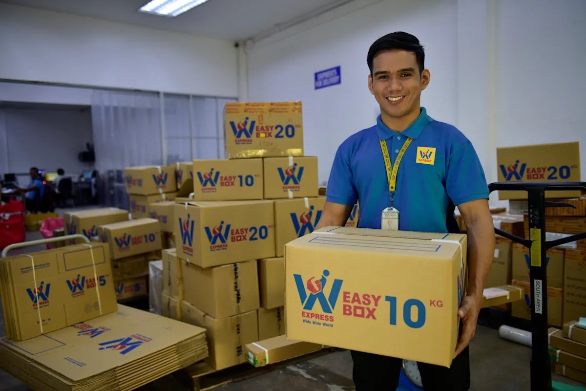 W Express Easy Box in the warehouse